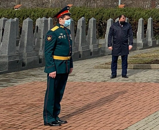 Vojenský ataché Viktor Viktorovič Buďjak během piety na Olšanských hřbitovech, 23. února 2021 (zdroj: Facebook)